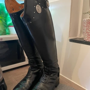 Stivali Romitelli strl S- strl 37 - Fint skicka Stivali Romitelli- strl 37. Nypris 3000 kr. Säljes för 1000 kr 