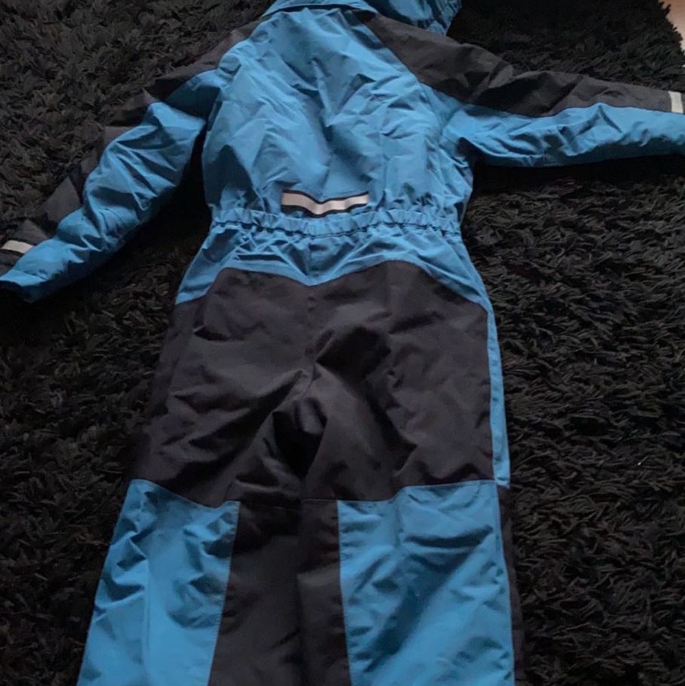 Detta är en blå vinter ovantill i storlek 122. Det passar en kanske tjej/kille runt 7-9 år beroende på storleken. Den är helt frisk från skador och allt. Den är köpt för över 1000 kr men säljer för 400 kr. Den är i jätte bra skick! . Övrigt.