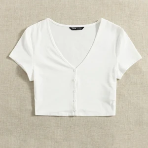 En vit topp från shein. - En vit topp från shein. Säljs pågrund av att den är för liten. Aldrig använd och i jätte bra skick. 