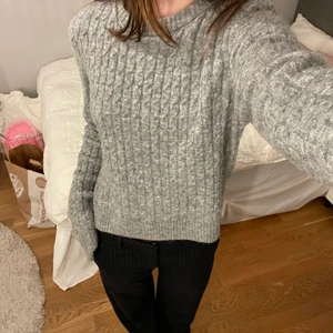 Stickad tröja - Säljer min stickade tröja från bikbok som inte längre säljs på hemsidan. Endast använd ett fåtal gånger! Storleken är XL men sitter ”normalt” på mig som brukar ha S💞