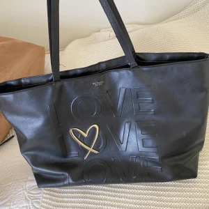 Victoria Secret Väska - Jätte fin! Advänd men ser ut perfekt! 