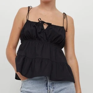 Svart topp - Aldrig använd. Köparen står för frakten - 48kr. 💋