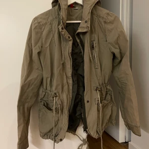Militär grön jacka  - Ganska sliten och därav det billiga priset, saknar knapp på ena fickan
