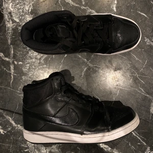 Skit snygga Nike skor - Säljer dessa iprincip helt oanvända Nike skorna då de inte är i min storlek, tyvärr😫 De är svarta med vit sula och har inga synliga tecken på användning. De är lite högre och de liknar air force mids i modellen