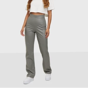 Straight Pu pants - Säljer dessa jättesnygga grå fake läderbyxor eftersom jag redan har i flera andra färger och de är använda endast en gång. Sitter som en smäck och bär X-small och är 163cm lång. Köpta på Nelly för 499kr men säljer de för endast 250 + frakt