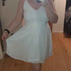 Vit klänning - Vit klänning från bubbleroom i storlek 38. Endast använd en gång. 