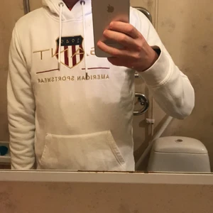 Archive shield Gant hoodie (vit) - Är otroligt petig med mina kläder. Använder endast märkeskläder, tvättar dom precis som man ska plagg för plagg, hänger till och med färgerna i ordning i garderoben. Varje tröja eller jacka jag äger ser helt nya ut. Du kommer inte märka någon skillnad, utan den skulle kunna vara köpt idag.