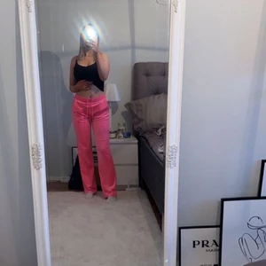 JUICY COUTURE VELOUR BYXOR  - Byxor ifrån Juicy Couture! Säljs pga kommer inte till användning. Andra bilden är lånad