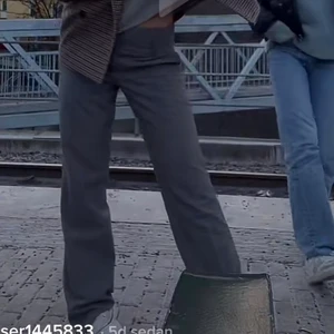 Kostymbyxor Lindex  - Ett par gröna kostymbyxor från Lindex,  liknar byxorna på första bilden men med en grönare nyans. Är dock inte helt säker på om det är samma modell men de ser väldigt lika ut ut förutom färgen. Går att ha både Low och highrise. Jättefin passform. Den andra bilden är en bild som jag tog❤️❤️köp direkt för 150. 