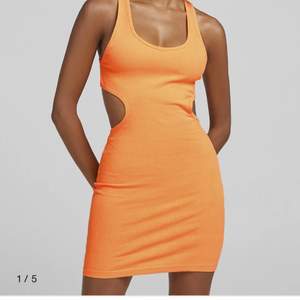 Aldrig använd orange klänning från Bershka