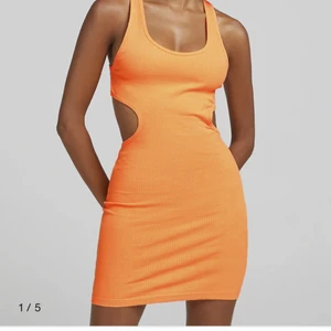 Orange klänning - Aldrig använd orange klänning från Bershka