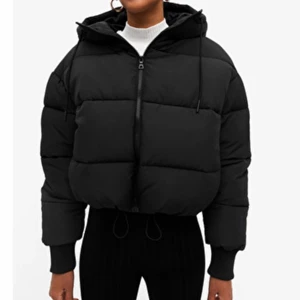  vinterjacka - säljer min svarta jacka från monki. jag köpte den förra vintern för 500kr och använt en del men det har inga fläckar, hål eller andra skador. den är i storlek xxs och passar mig som är 157 lång, den är stor i storlek. på mig är den inte lika croppad som den är på modellen. skriv ifall du vill ha bilder på min jacka ☺️💕