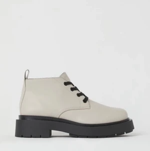 NYA Låga Kängor Från H&M - Nya låga kängor från H&M i storlek 40, passar 39/40. 
