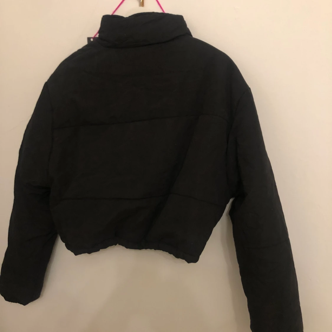 Helt ny Svart croppad pufferjacka  - 90