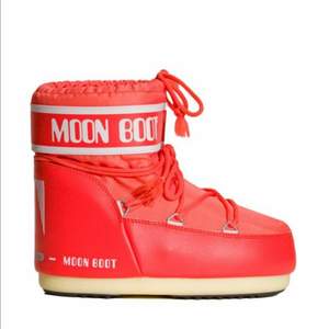 Nästan oanvända Moon Boots köpta tidigare i år men blev fel färg. Använt 1 gång på en kort promenad. Så gott som nyskick. Frakten beräknas vid intresse. 850 kr + frakt