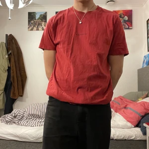 Röd loose fit t-shirt från carlings - Skit fin röd T-shirt från Carlings✨. Kond 8/10. Storlek medium och är loose fit💖. Frakt behandlas av köparen 👍🏻