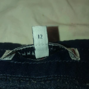 Tommy hilfiger mjukisbyxor - Tommy hilfiger mjukisbyxor. Storlek 152/12 år. Väldigt fint skick säljes pga att dom är för små. Färg:mörkblå storlek:152/12. Dom är raka och inte tajta där nere på slutet av byxorna. Kan fraktas eller mötas💘