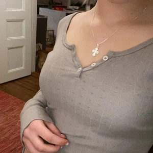 Brandy Melville tröja - Säljer Denhär fina tröjan från brandy melville. Jättefint mönster på den och söt typ smutslila färg. Passar någon som är i XS-M beroende på hur man vill att den ska sitta. Jag själv är i S/M! Är 164 cm☺️ hittar inte den på hemsidan men den köptes för ungefär 200 om jag itne minns fel! Köptes för ett år sen och aldrig använd😅