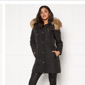 HOLLIES VINTERJACKA  - Säljer nu min jättefina jacka. Väldigt bra skick! Inga skador/missfärgningar.Den är nästan intill oanvänd. Jag köpte den från Johnells.Äkta päls följer med. Säljer den pgv att den inte kommer till användning men tycker att den är supersnygg. (Priset kan diskuteras)