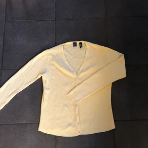 Gap kofta - Kofta från gap, snygg att ha öppen eller med mitten knapparna knäppta. Långa armar och inga hål! Frakt tillkommer!!