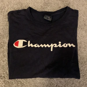 Champion T-shirt  - Säljer min brors champion T-shirt eftersom den inte kommer till användning. OBS: Den är i storlek large i barnstorlek så den är ganska liten. Pris kan diskuteras.