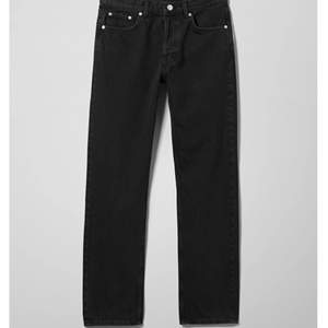 ❌Lånad bild❌ Ett par jättefina och trendiga straigth jeans från weekday som är använda 1-2 gånger