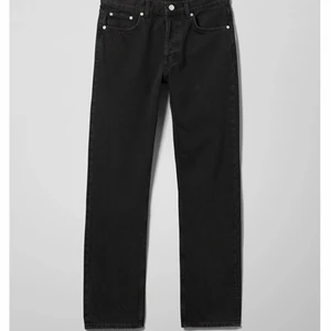 Straigth jeans - ❌Lånad bild❌ Ett par jättefina och trendiga straigth jeans från weekday som är använda 1-2 gånger