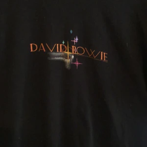 David Bowie band-tisha  - Så himla cool David Bowie tröja jag köpte second hand för ngt år sen, skulle även gissa att det är officiell tour merch. Säljer pga pallar inte längre bli gatekeepad av en massa snubbar eftersom jag inte är ett aktivt Bowie fan. Jätte bra o skönt material!