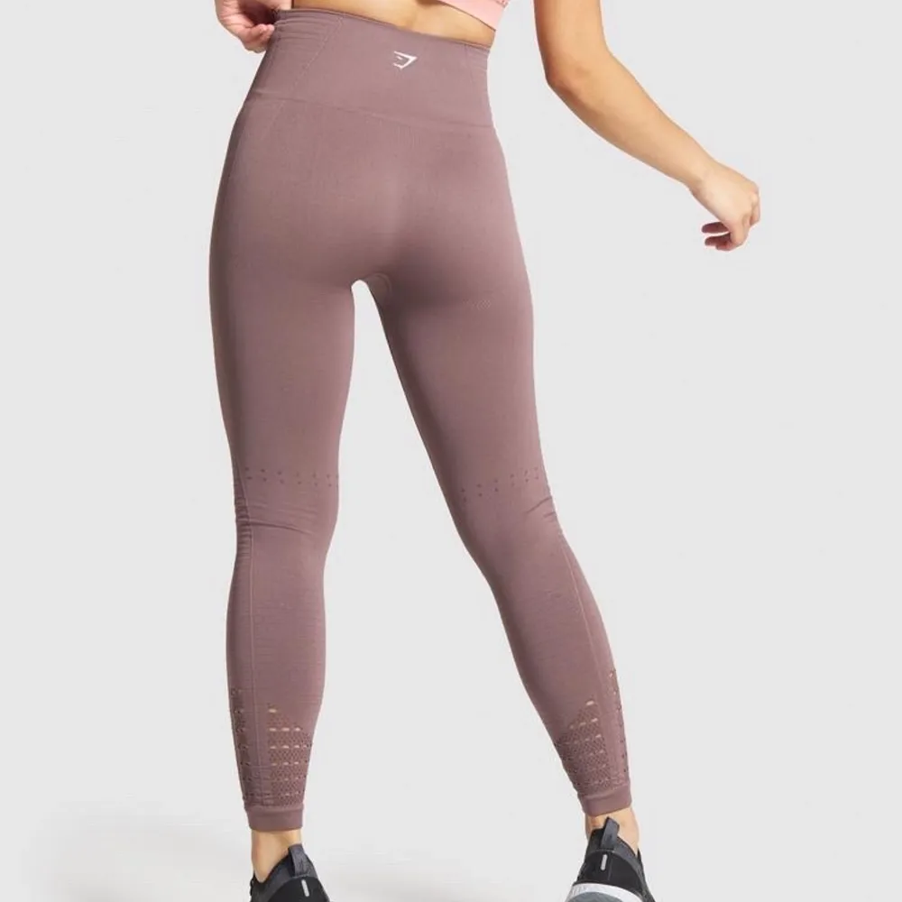 Ett par tights från Gymshark i färgen Taupe. Modellen heter ”Energy+ seamless leggings”, min favoritmodell som är supersköna och så snygga!  Använda ca 3-4 gånger, så de är som nya. Kan mötas upp i Östersund eller Umeå, annars står köparen för frakt. 🤍. Jeans & Byxor.