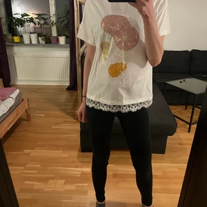 T-shirt med tryck och spets, M - Oanvänd, storlek M, behöver strykas 