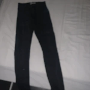 Molly jeans  - Normal i storlek. Lite korta för mig som är väldigt lång bara. 