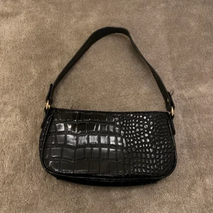 Väska - Svart lack väska från Shein, sparsamt använd och är i bra fint skick! 