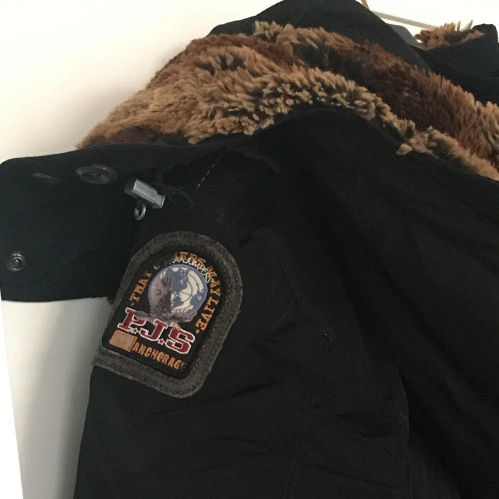 Parajumpers jacka i stl M . Begagnad men går att använda i många år till. Inne delen (light jacka) går att ta ut därför kan jacka användas på sommaren också . Jackor.