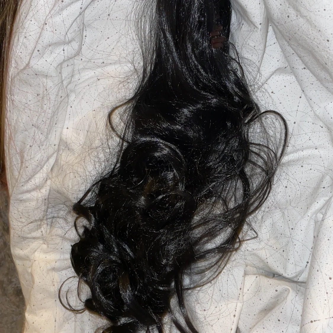 svart klämma löshår