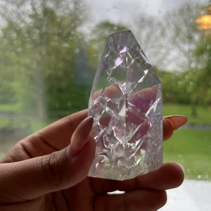 Kristaller  - Första bild är bergkristall i Aura , andra är flourit, tredje blomsteragat