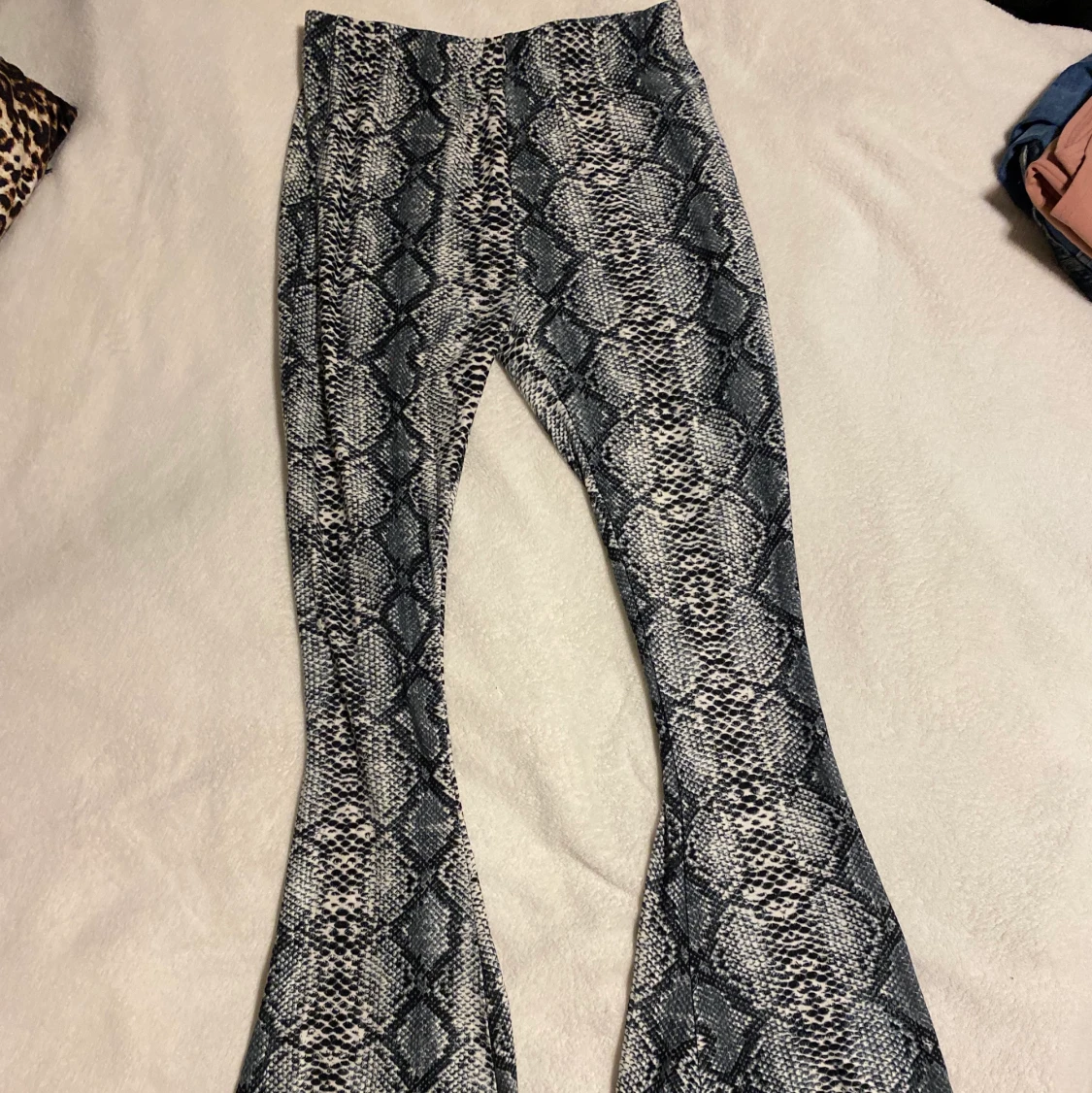 Utsvängda byxor - orm mönster