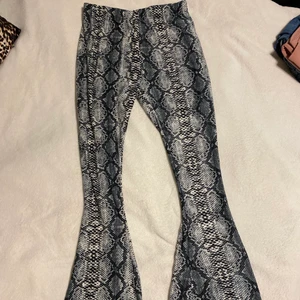 Utsvängda byxor - orm mönster - Jättesnygga byxor som tyvärr är för långa för mig! Oanvända, har bara testat 🥰 