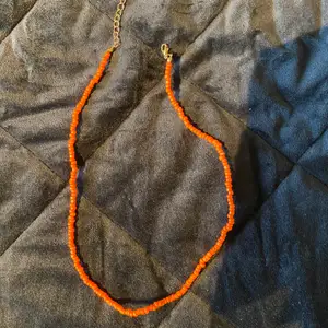Fint halsband som är oanvänd, fin orange/korall färg som gör att man ser riktigt brun ut. Köparen väljer frakt mellan brev eller spårbart paket💞