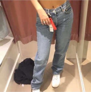 Mid Rise jeans - Köpte dessa fina mid rise byxorna från Gina tricot av en tjej här på Plick för några dagar sen men dem var tyvärr för stora därför säljer jag de💕, den är även lite insydda i midjan men inget som märks och man kan ta bort det❤️