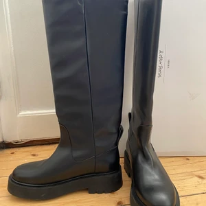 Chunky Knee high Leather boots  - Oanvända skinnstövlar säljes, slutsålda i butik. Nypris 2 250 kr. 