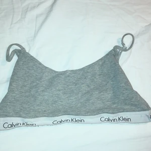Calvin klein topp - En cool Calvin klein topp/BH. Tyvärr för stor för mig