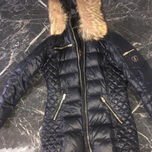 Rock and blue jacka  - Knappt använd så ny skick på jackan storlek 38, Väldigt varm och skön. Hör gärna av dig om du vill ha bilder när jag har jackan på