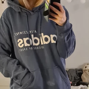 Adidas hoodie blå - En blå hoodie från Adidas. Är storlek L men sitter jättebra på mindre storlekar också. Använt fåtal gånger💕