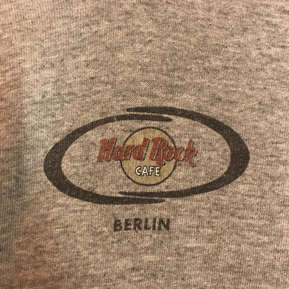 Säljer denna snygga hard rock café t-shirten🤩 Skulle säga att den även passar storlek M🥰 köparen står för frakten!. T-shirts.