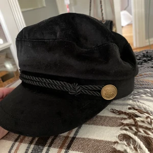 KEPS/HATT i sammet  - Superfin svart ”Emil-keps” från Gina Tricot. I svart sammet och den är endast testad. Säljer för 100kr + frakt! 💛