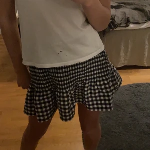 Kjol - Säljer min as snygga nästan helt oanvända kjol! Pris kan diskuteras kan frakta och mötas upp i Stockholm!💕