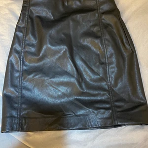 Skinn kjol - Svart tight skinn kjol i storlek 36. Aldrig använd. Pris; 120kr plus frakt 45kr❤️❤️