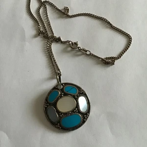 Äkta silver halsband med hänge  - Jätte snygg äkta silver halsband med hänge. Ca 50cm. Pris 299kr plus frakt. Mycket fint skick 