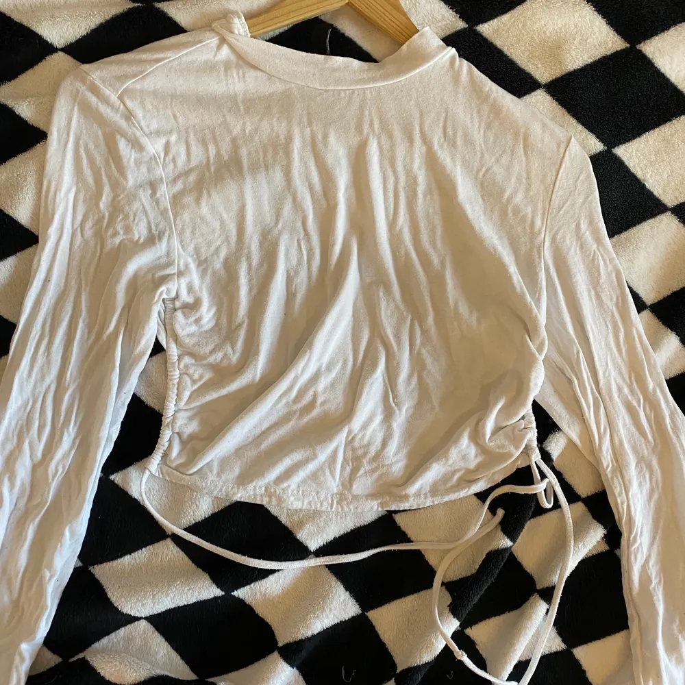En vit tröja köpt på new yorker. Aldrig använt. Storleken på tröjan är S. På baksidan av tröjan (se bild 2) så är de en öppning på tröjan. Låter detta intressant? Kontakta mig då via Plick eller sms. 0793134753. Tröjor & Koftor.
