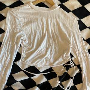 En vit tröja köpt på new yorker. Aldrig använt. Storleken på tröjan är S. På baksidan av tröjan (se bild 2) så är de en öppning på tröjan. Låter detta intressant? Kontakta mig då via Plick eller sms. 0793134753